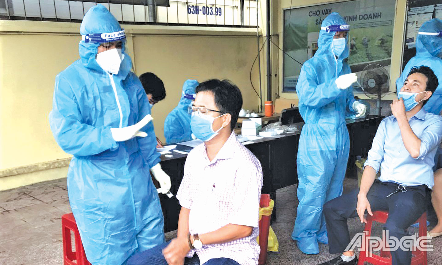 Nhân viên Trung tâm Y tế TX. Cai Lậy lấy mẫu test nhanh SARS-CoV-2 cho nhân viên  Ngân hàng Viettinbank chi nhánh TX. Cai Lậy.