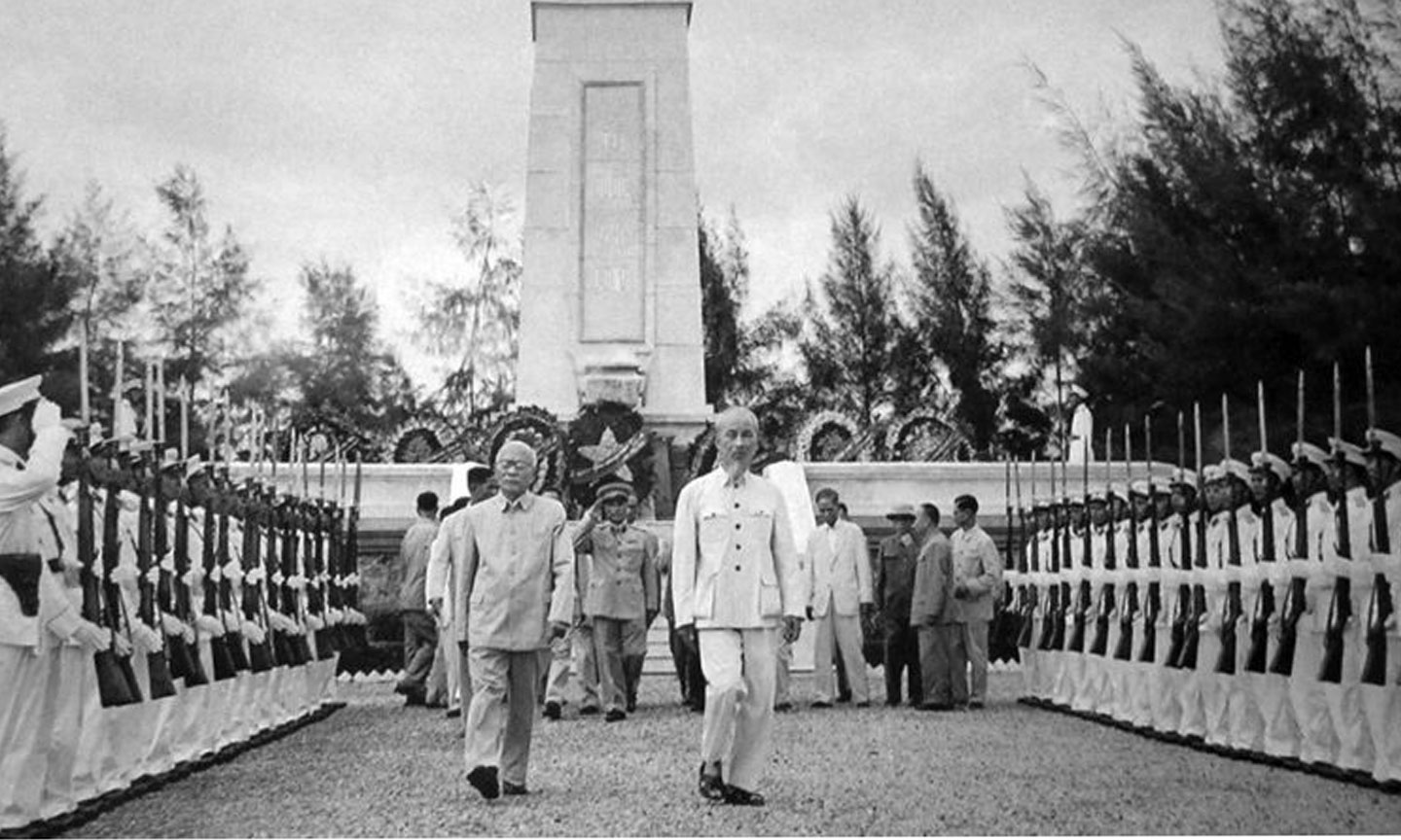 Bác Hồ, Bác Tôn và các đồng chí lãnh đạo Đảng, Nhà nước, quân đội viếng các anh hùng liệt sĩ tại Nghĩa trang Mai Dịch, Hà Nội.