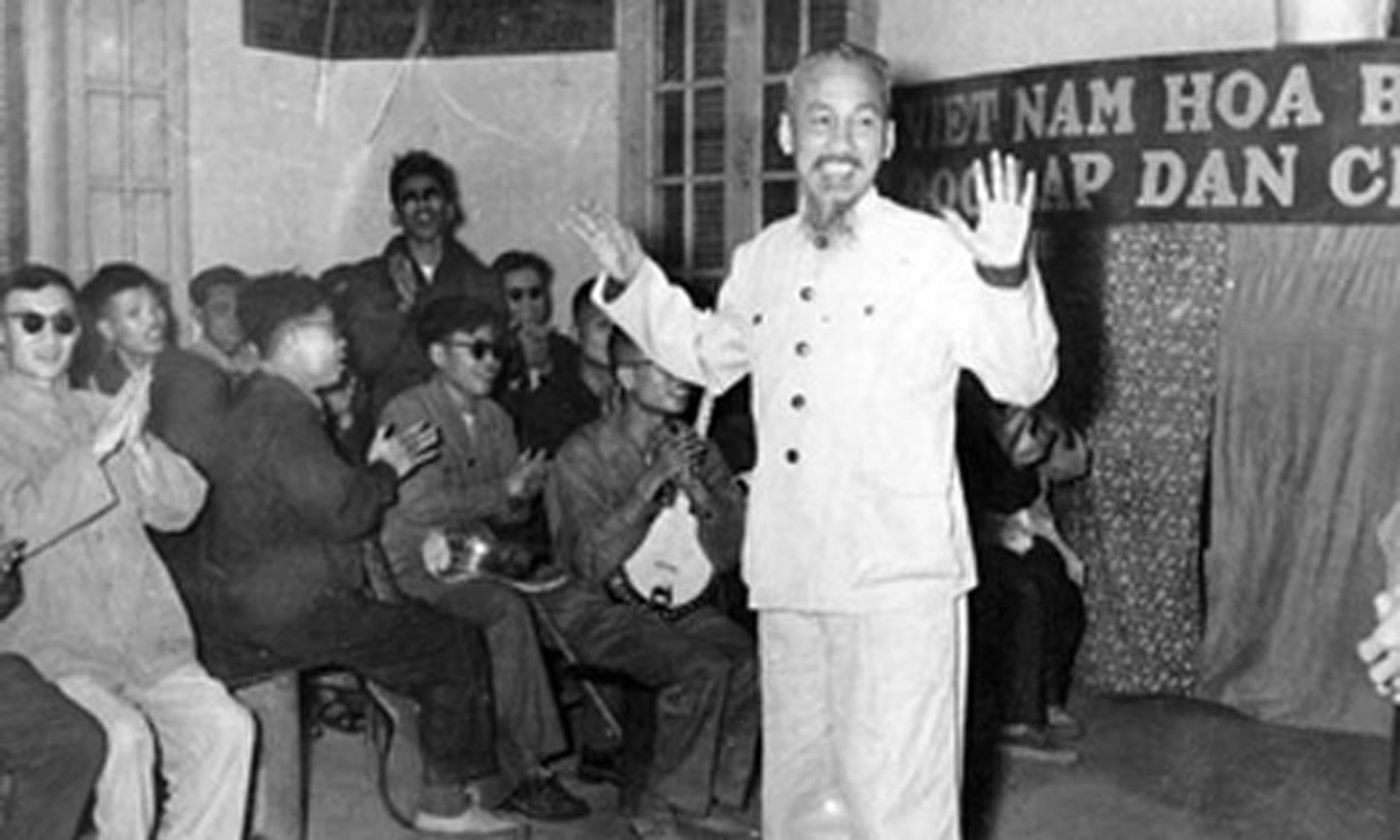 Chủ tịch Hồ Chí Minh thăm trường thương binh hỏng mắt ở Hà Nội, Người nói: “Thương binh tàn, nhưng không phế”, ngày 11-2-1956.