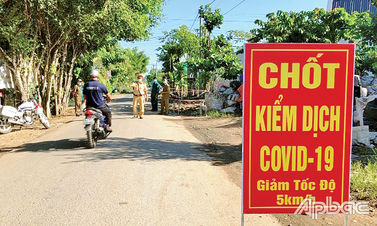 Chốt kiểm soát dịch Covid-19 trên tỉnh lộ 863, xã Hậu Thành, huyện Cái Bè. 