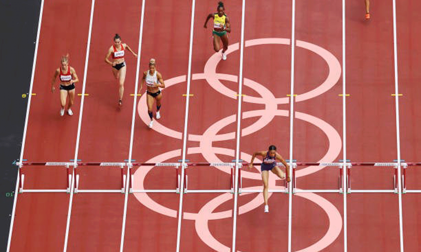 (thứ 2 từ trái qua) tại nội dung 400m rào nữ. (Nguồn: Getty Images)