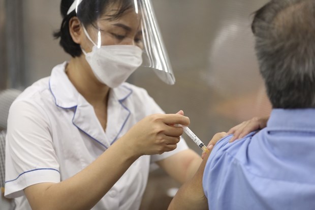 Nhân viên y tế tiêm vaccine phòng COVID-19 cho người dân. (Ảnh: Minh Quyết/TTXVN)