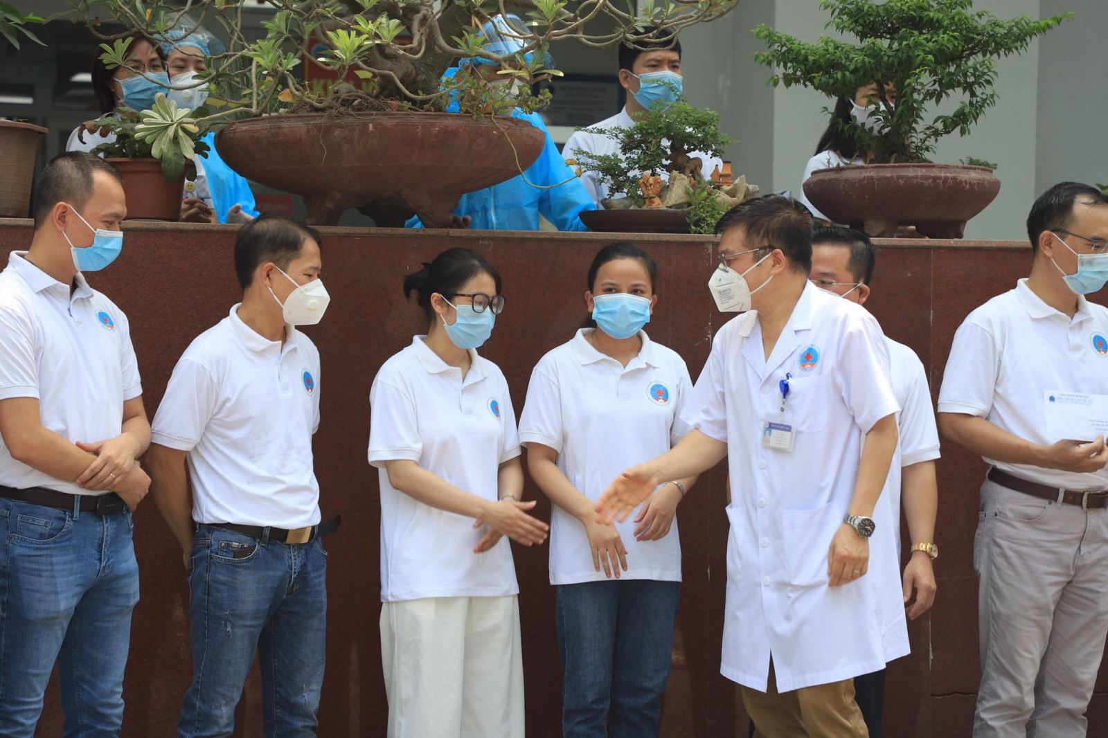 Lãnh đạo bệnh viện chia tay, dặn dò các thành viên trong đoàn hoàn thành tốt nhiệm vụ.