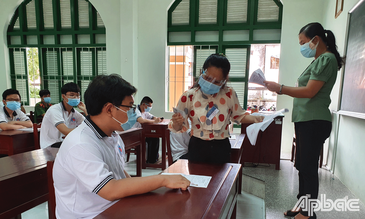 Thí sinh dự thi tốt nghiệp THPT tại Trường THPT Nguyễn Đình Chiểu, đợt 1 năm 2021. 