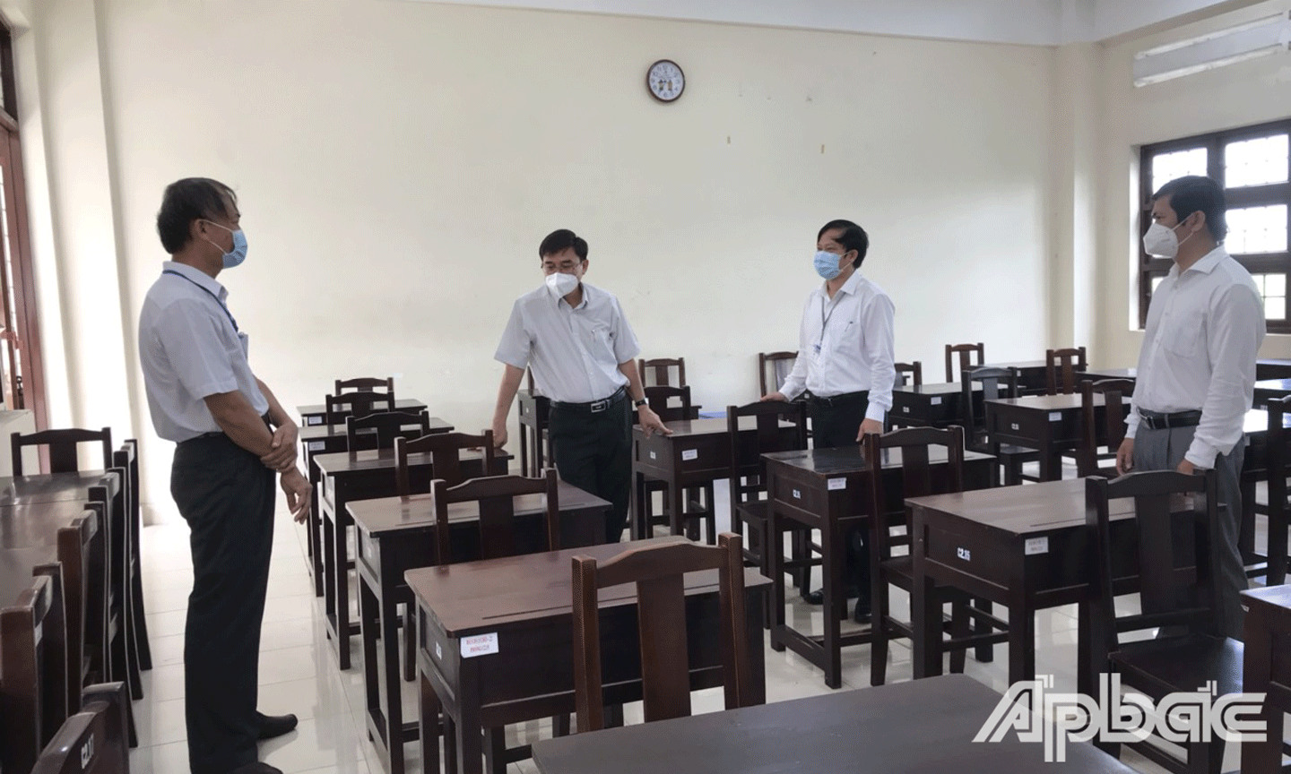 Đồng chí Nguyễn Văn Mười đề nghị các phòng thi đợt này cần thực hiện giãn cách tối đa. 