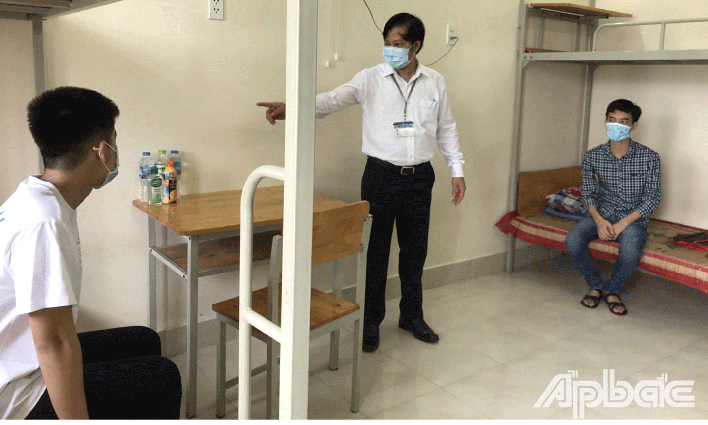 Lãnh đạo ngành giáo dục thăm hỏi thí sinh tại phòng nghỉ của Ký túc xá Trường THPT Chuyên Tiền Giang. 