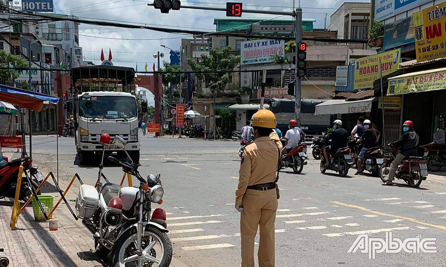 Lực lượng chức năng thực hiện nhiệm vụ tại chốt kiểm soát ngã 4 TX.Cai Lậy.