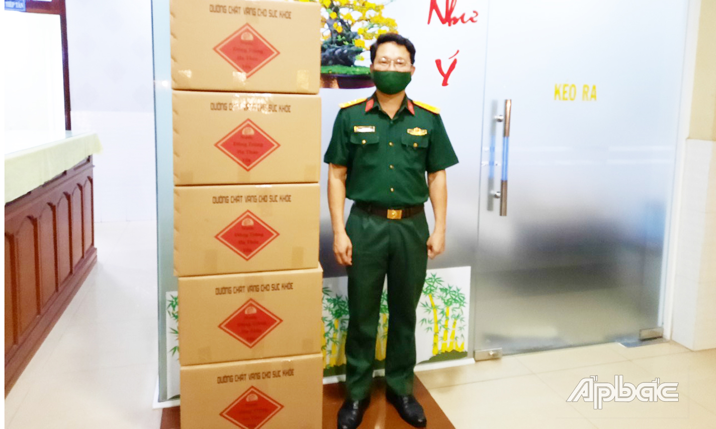 Đồng chí Chánh văn phòng Bộ Chỉ huy quân sự tỉnh tiếp nhận 5 thùng Đông trùng hạ thảo sấy khô của Công ty Thiên Ân do từ Báo Ấp Bắc chuyển đến