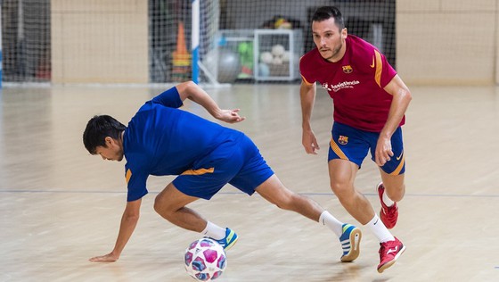Tuyển thủ Dyego (phải) thi đấu trong màu áo của Barcelona. Ảnh: BFC