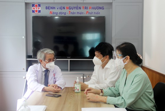 Bác sĩ Võ Đức Chiến - Giám đốc BV Nguyễn Tri Phương chia sẻ về công tác điều trị tại BV với đại diện đoàn Hội Nhà báo TPHCM.
