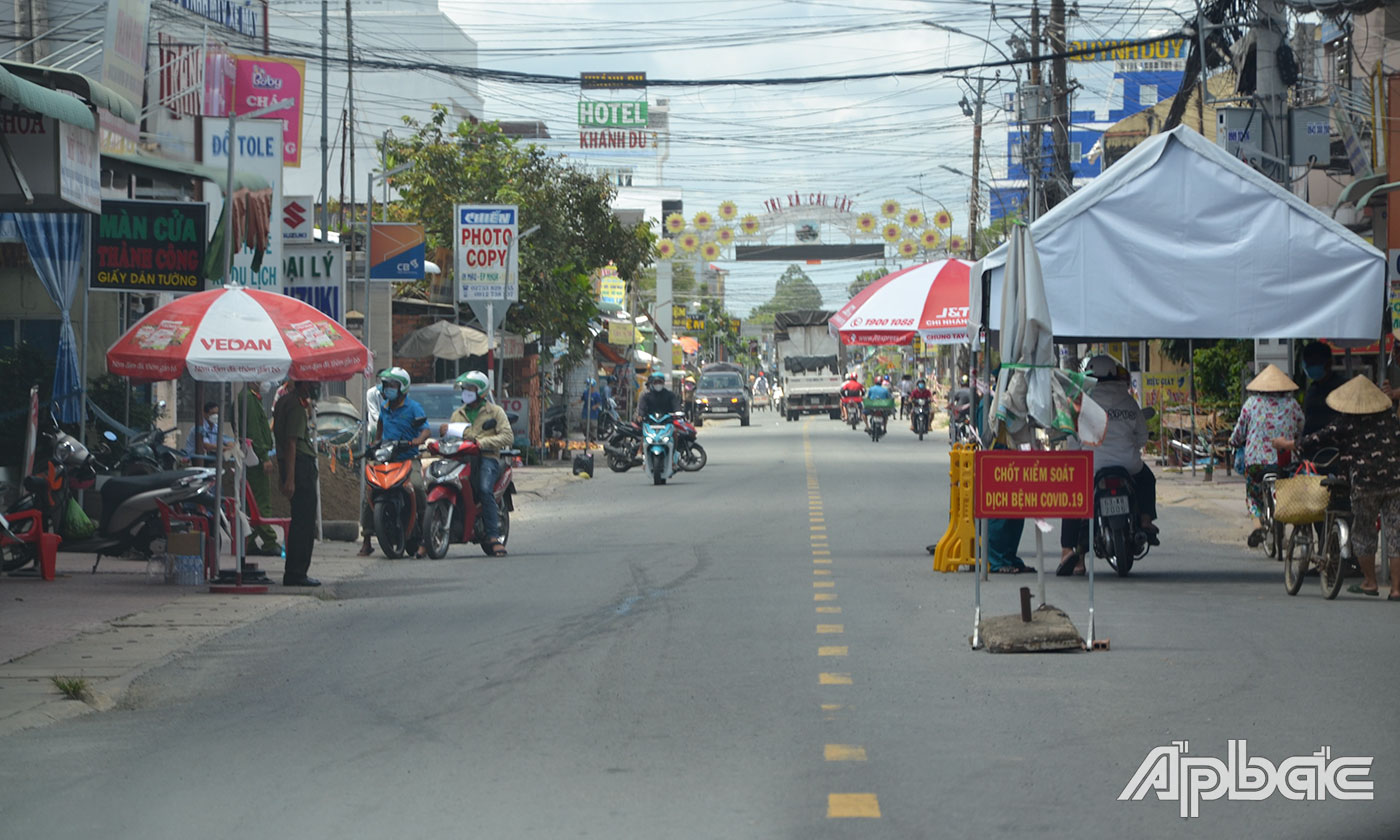 Chốt kiểm soát dịch Covid-19 trên địa bàn phường 5, TX. Cai Lậy trước khi thực hiện quyết định phong tỏa.