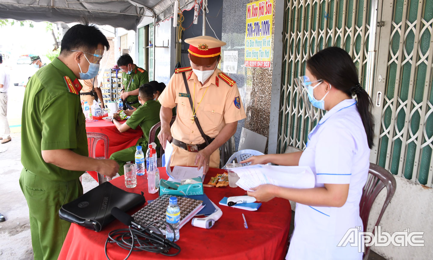  Tổ tuần tra kiểm soát lưu động huyện kiểm tra tại Chốt kiểm soát phòng, chống dịch Covid-19 Bến Tranh.