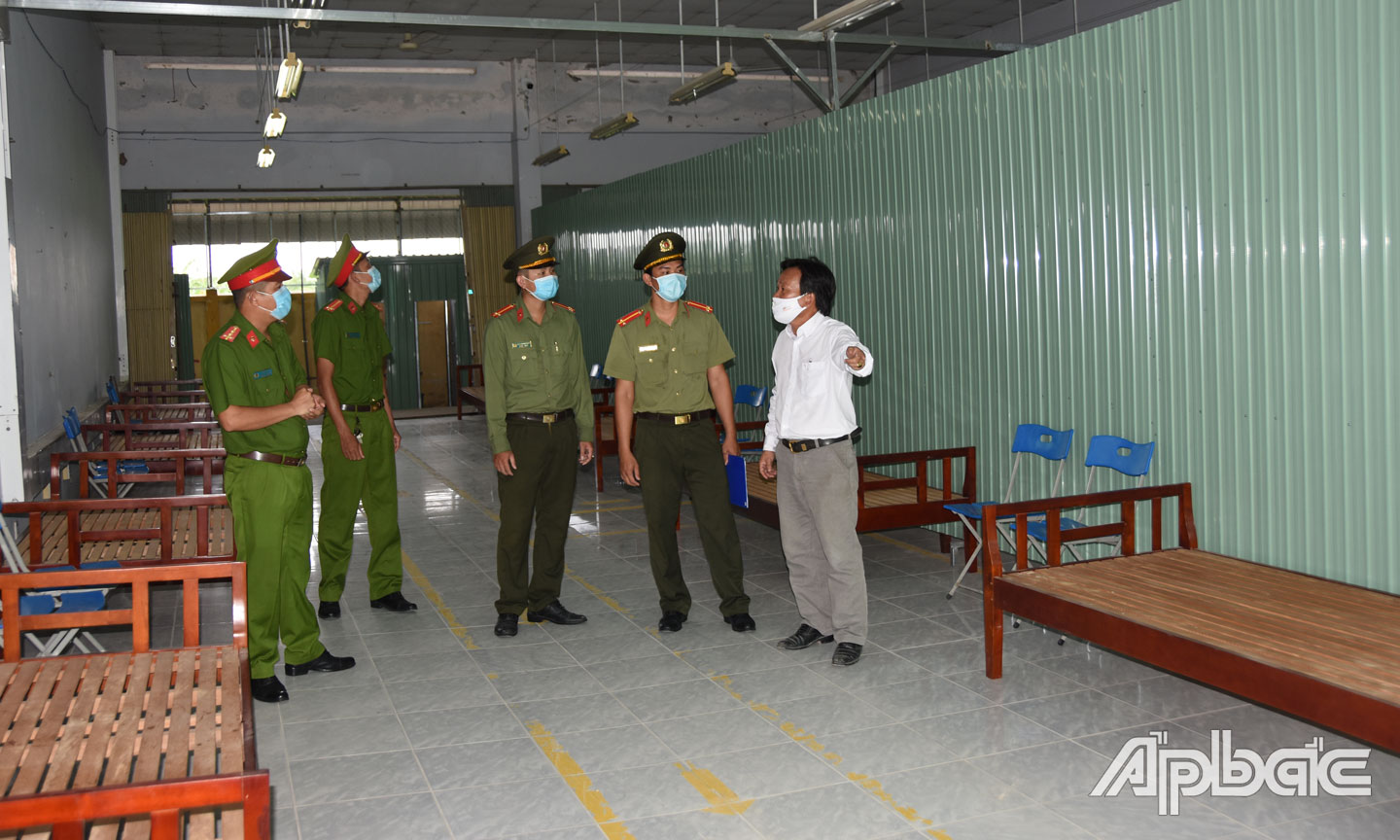 Cán bộ Công an huyện Gò Công Đông tại điểm chuẩn bị cho công tác cách ly tập trung.  Ảnh: T.TÍN