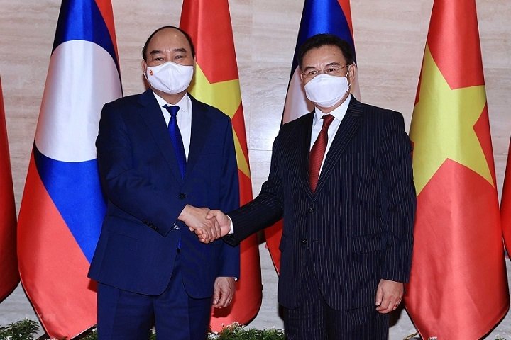 Vietnamese President Nguyen Xuan Phuc (L) meets with Chairman of the Lao National Assembly Saysomphone Phomvihane in Vientiane on August 10. (Photo: VNA).