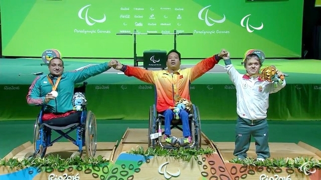 Vietnamese powerlifter Le Van Cong (C) wins the gold medal at the Rio 2016 Paralympics in Brazil. (Photo: Reuters).