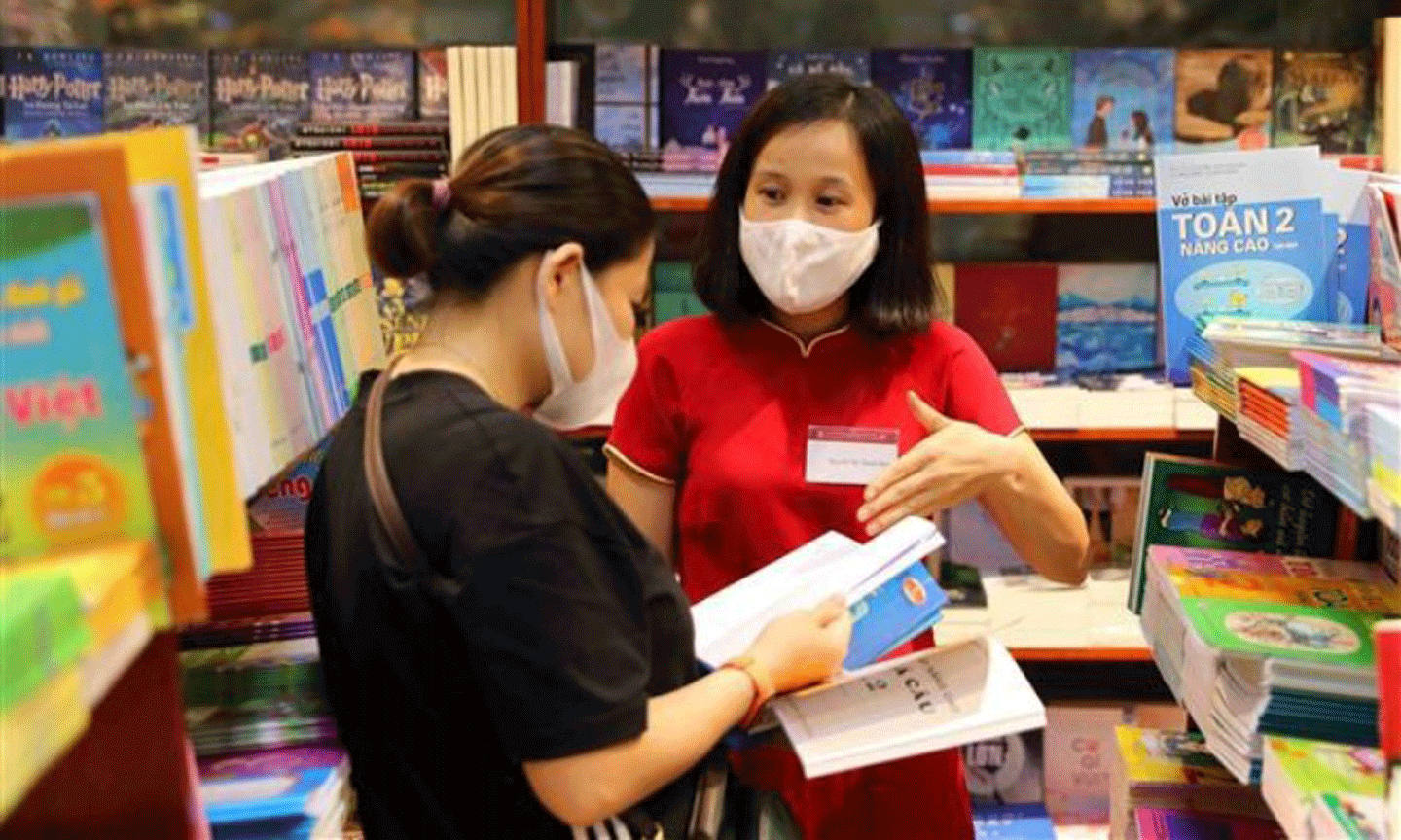 Phụ huynh lựa chọn sách giáo khoa tại hệ thống nhà sách của Nhà xuất bản Giáo dục Việt Nam. (Ảnh: Thành Tùng)