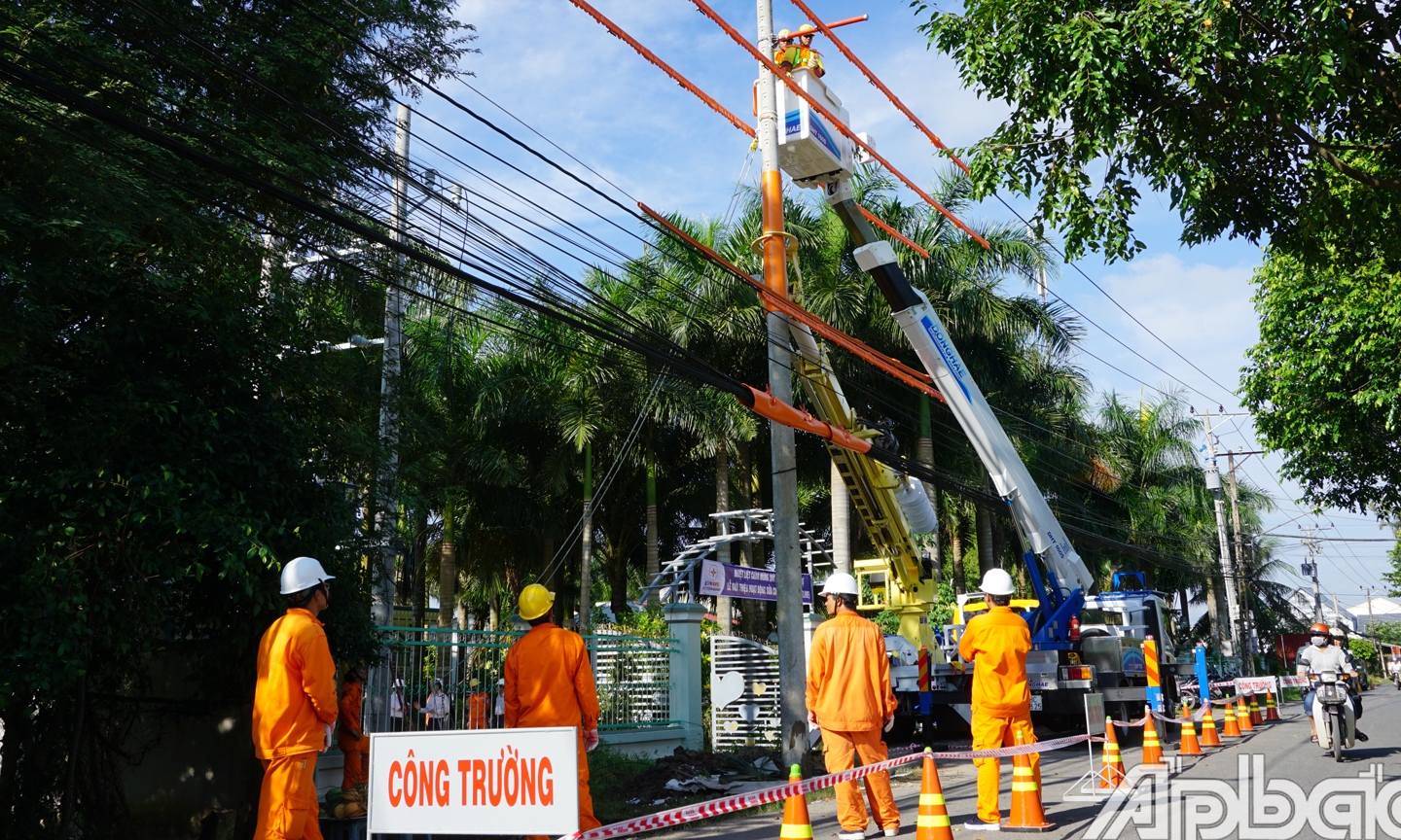 Ngành Điện lực đang triển khai chủ trương giàm giá điện cho khách hàng. Ảnh minh họa.