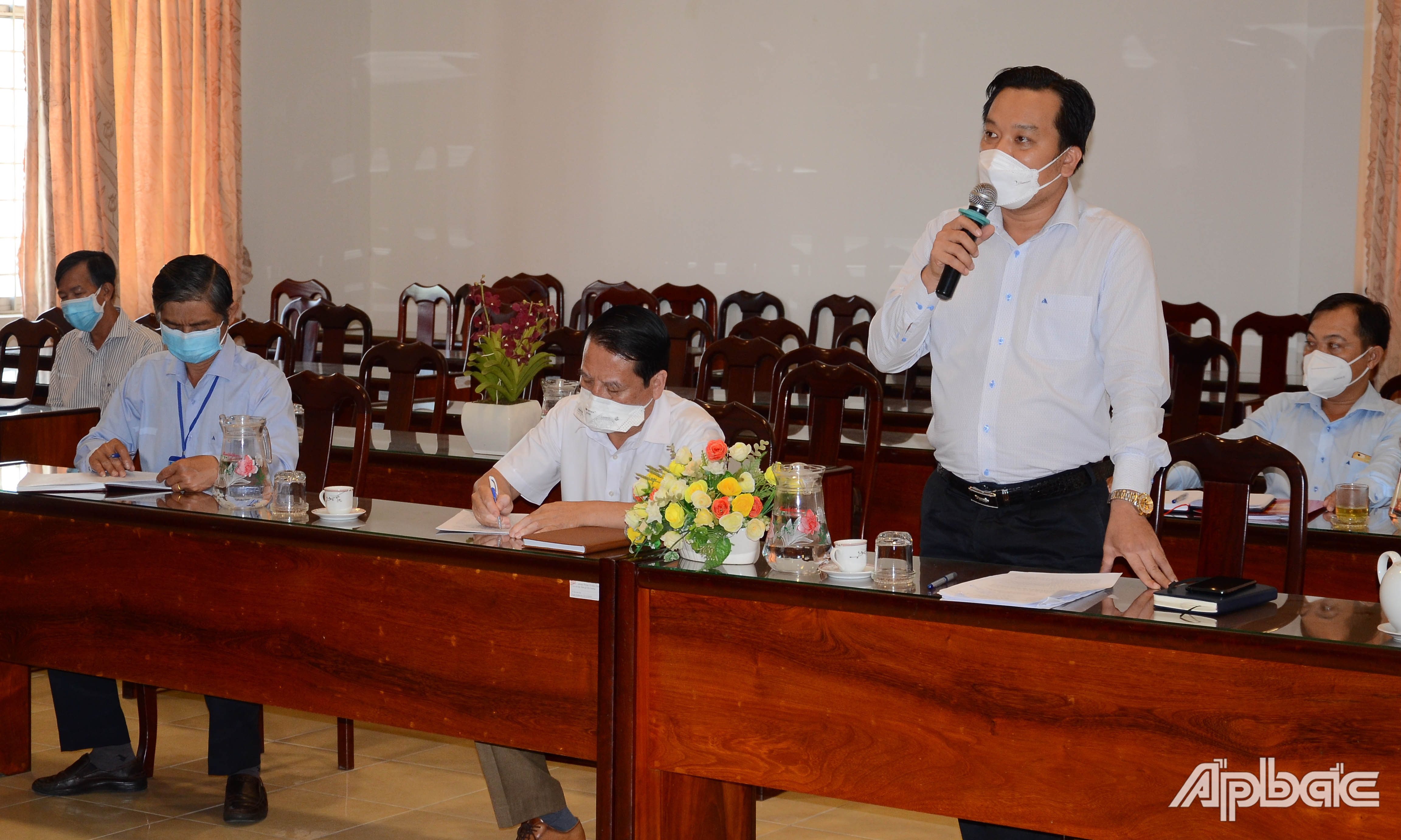 Trưởng Ban Quản lý các KCN tỉnh phát biểu tại cuộc họp trực tuyến.