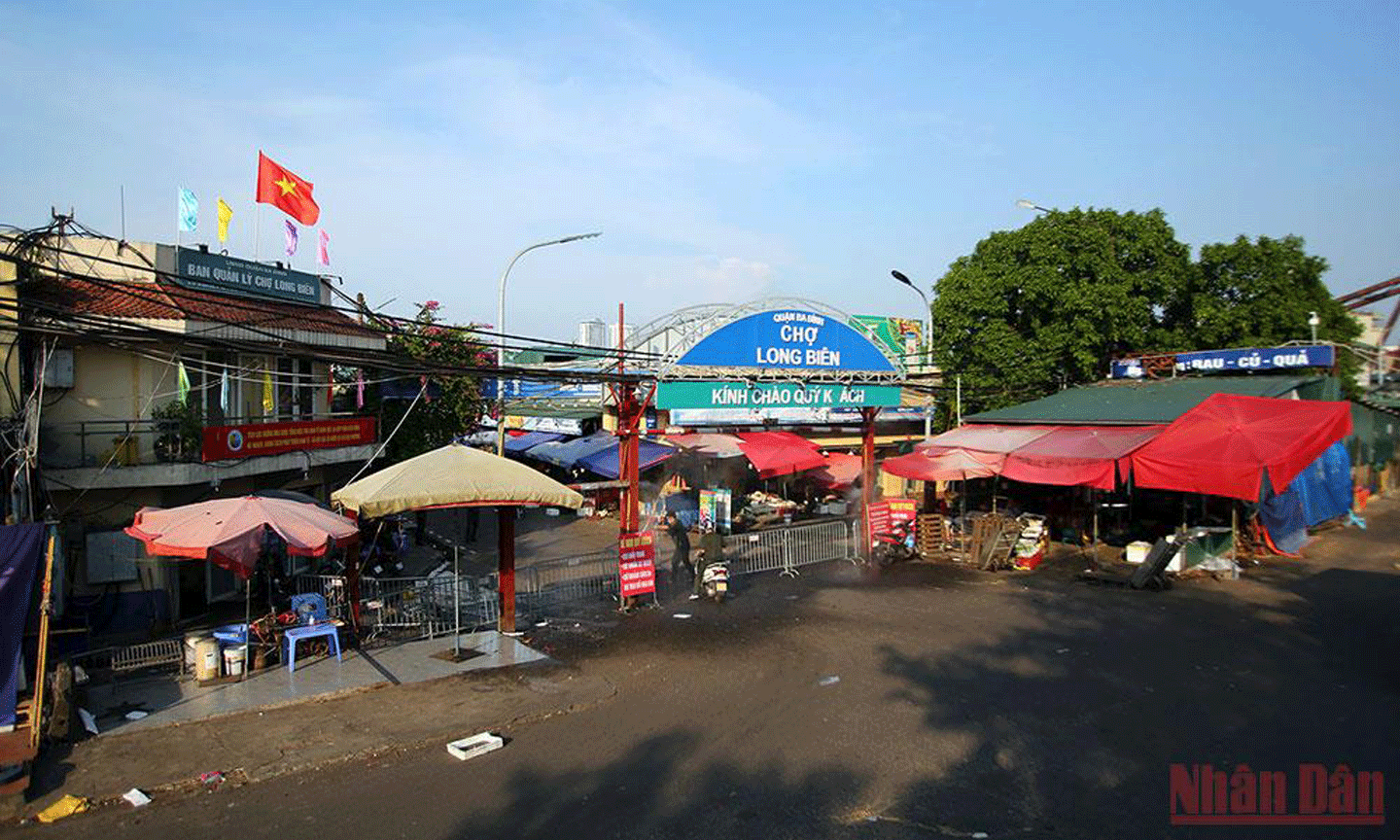 Khu vực chợ Long Biên bị phong tỏa. (Ảnh: DUY LINH)