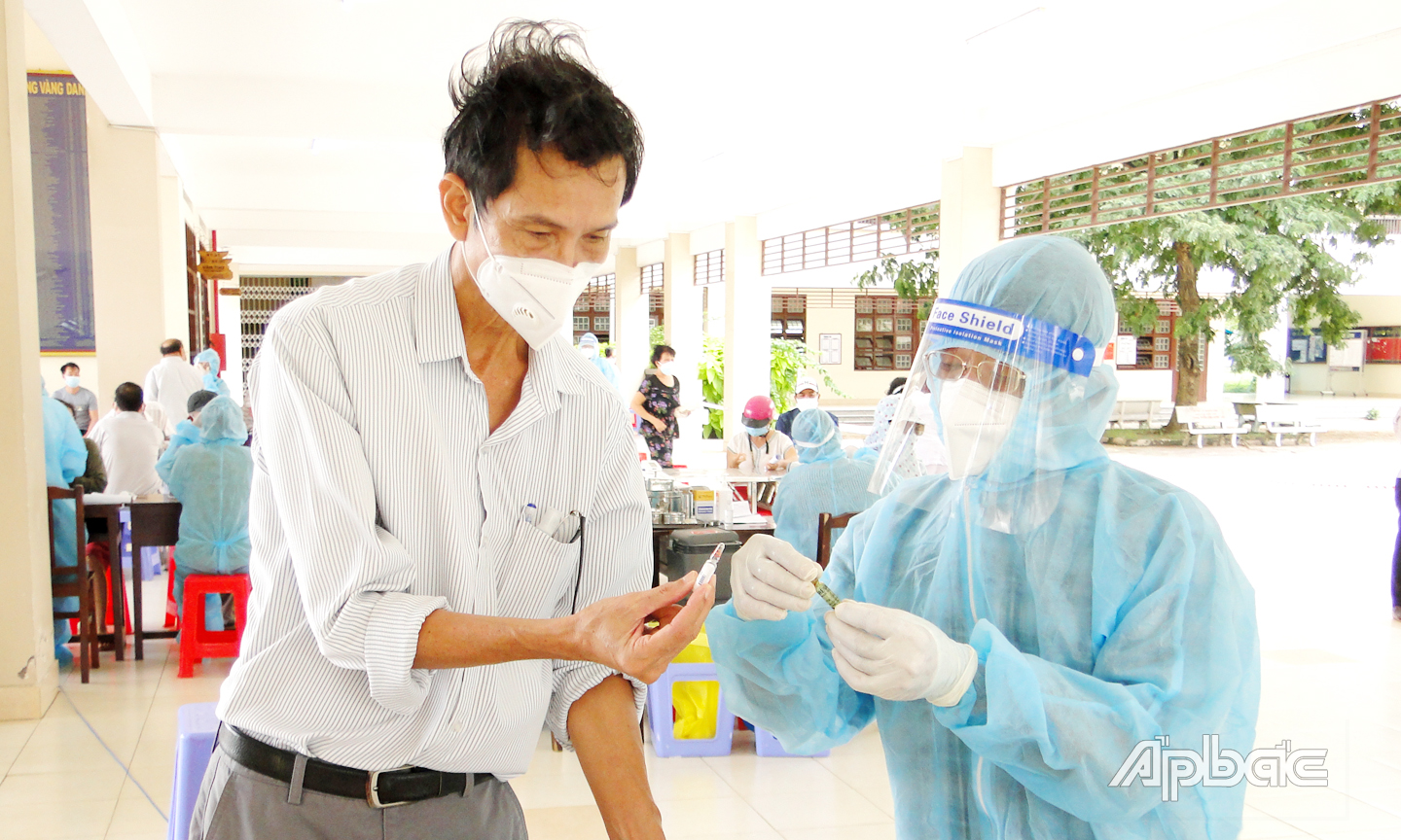 bác sĩ chuyên khoa 2  Lê Đăng Ngạn, Phó Giám đốc CDC Tiền Giang đã giám sát tiêm vắc xin phòng Covid 19 tại các điểm tiêm chủng ở xã Trung An