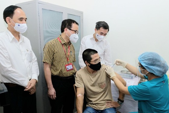 Thứ trưởng Bộ Y tế Trần Văn Thuấn và đại diện Trường Đại học Y Hà Nội chứng kiến tình nguyện viên đầu tiên được tiêm thử nghiêm lâm sàng vaccine ARCT-154