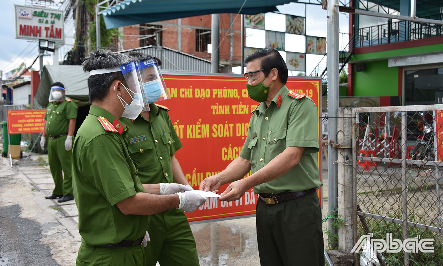 5.Đồng chí Đại tá Phan Văn Trảng tặng quà, động viên cán bộ chiến sỹ làm nhiệm vụ tại huyện Cái Bè. Ảnh Hồ Sương.