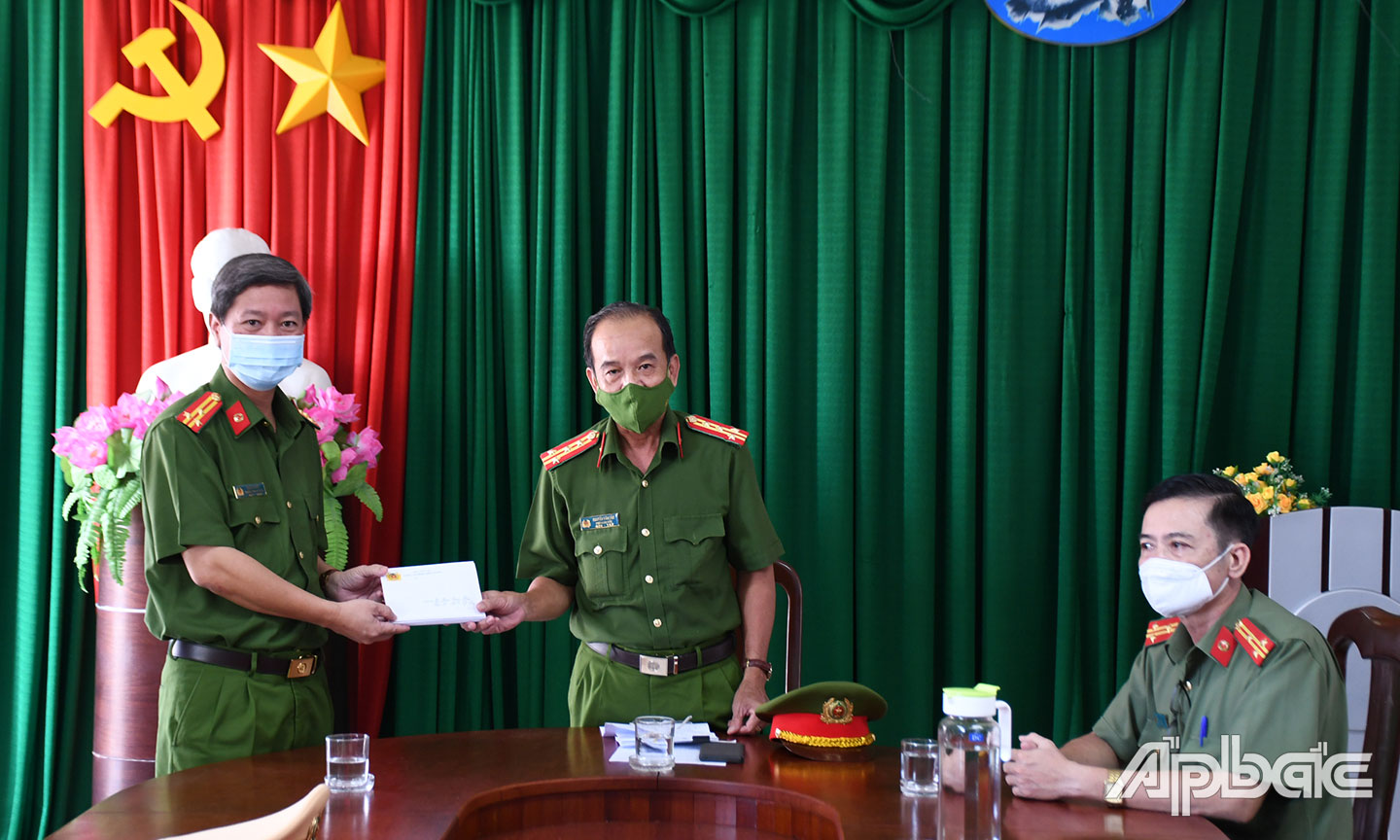 4.Đồng chí Đại tá Nguyễn Văn Tảo thăm, trao quà, động viên cán bộ chiến sĩ Công an thị xã Gò Công. Ảnh Đặng Thanh.