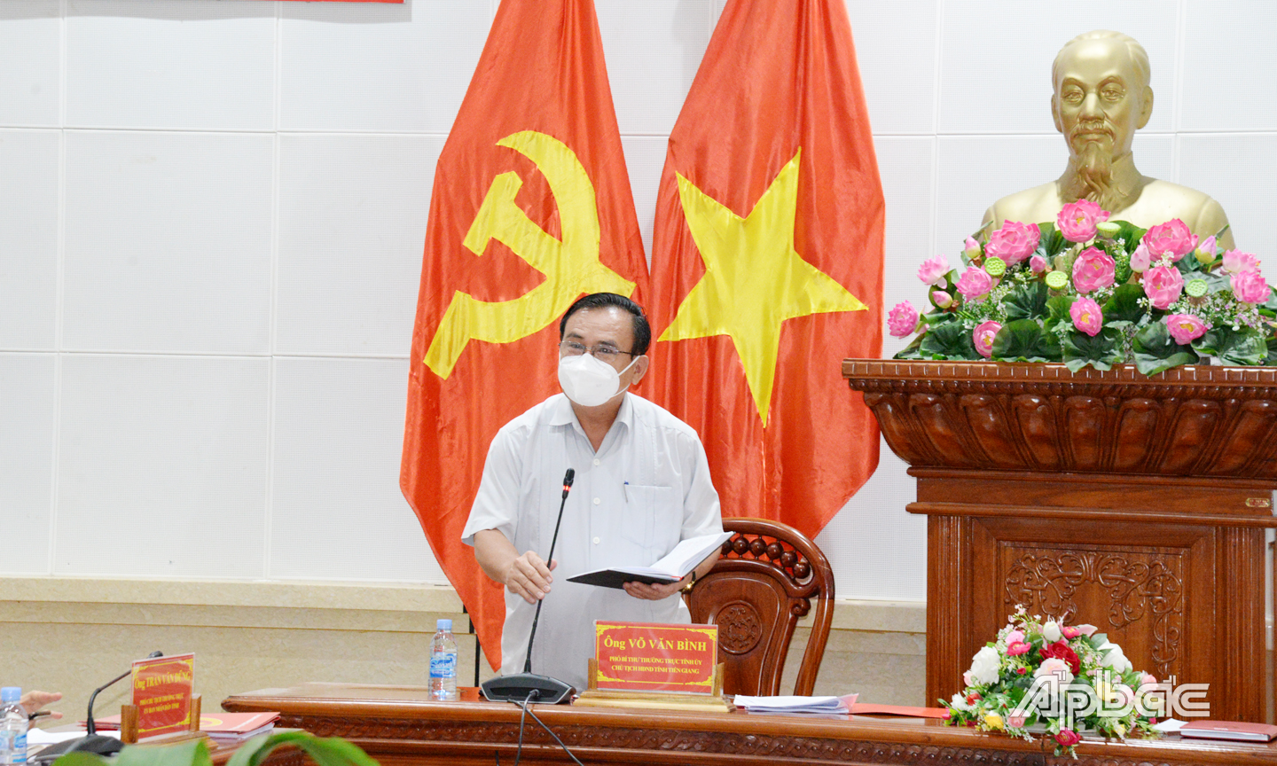 Đồng chí Võ Văn Bình, Phó Bí thư Thường trực Tỉnh ủy, Chủ tịch HĐND tỉnh chỉ đạo các địa phương thiết lập ngay các “vùng xanh” an toàn, không có nguy cơ dịch bệnh theo phương châm “04 tại chỗ” và xây dựng kế hoạch bảo vệ “vùng xanh”.