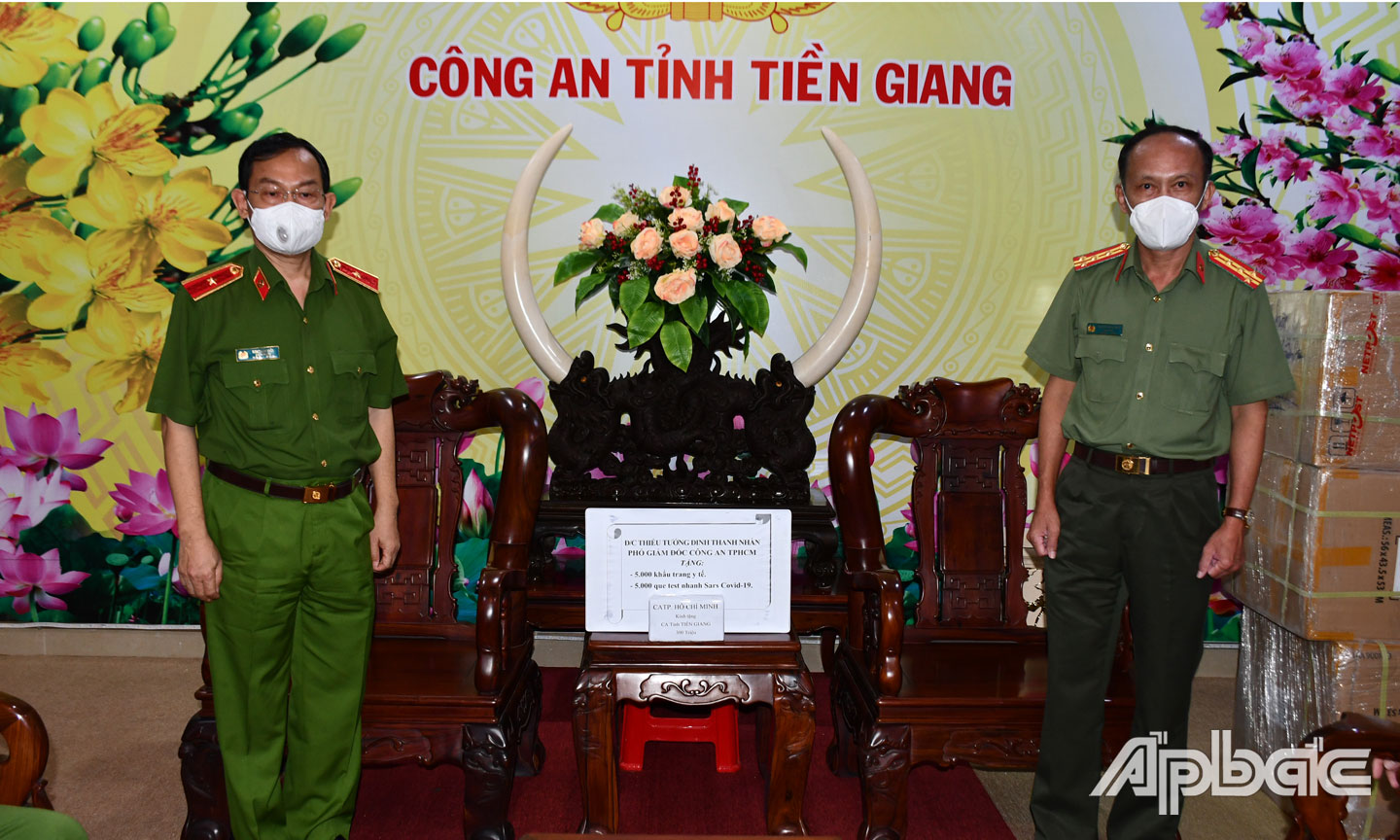 Thiếu tướng Đinh Thanh Nhàn đến thăm, tặng quà hỗ trợ Công an Tiền Giang trong công tác phòng, chống dịch Covid-19. Ảnh: Trọng Tín