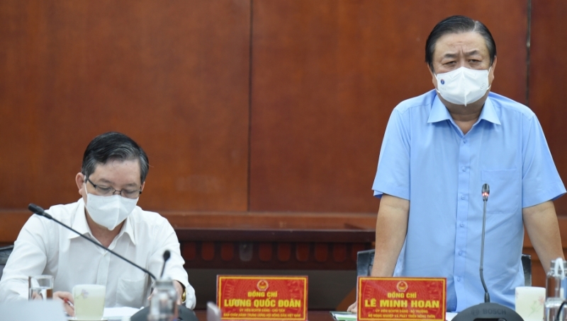  Minister of Agriculture and Rural Development Le Minh Hoan speaking at the session.