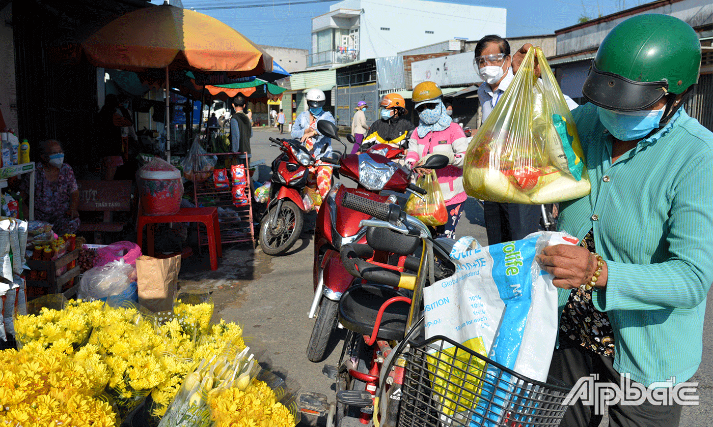 Đồng chí Nguyễn Minh Tân kiểm tra việc mua bán tại các điểm tự phát trên địa bàn xã Phú Kiết.