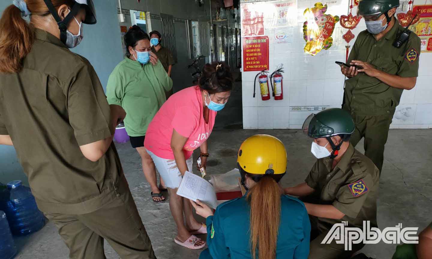 Đội KTLN xã Phước Lập lập biên bản những người vi phạm tụ tập đông người tổ chức uống rượu tại Nhà nghỉ 99.