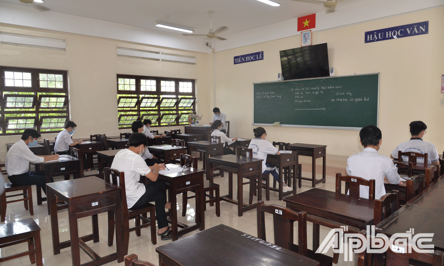 Thí sinh dự thi tốt nghiệp THPT đợt 2,  tại Trường THPT Chuyên Tiền Giang. 