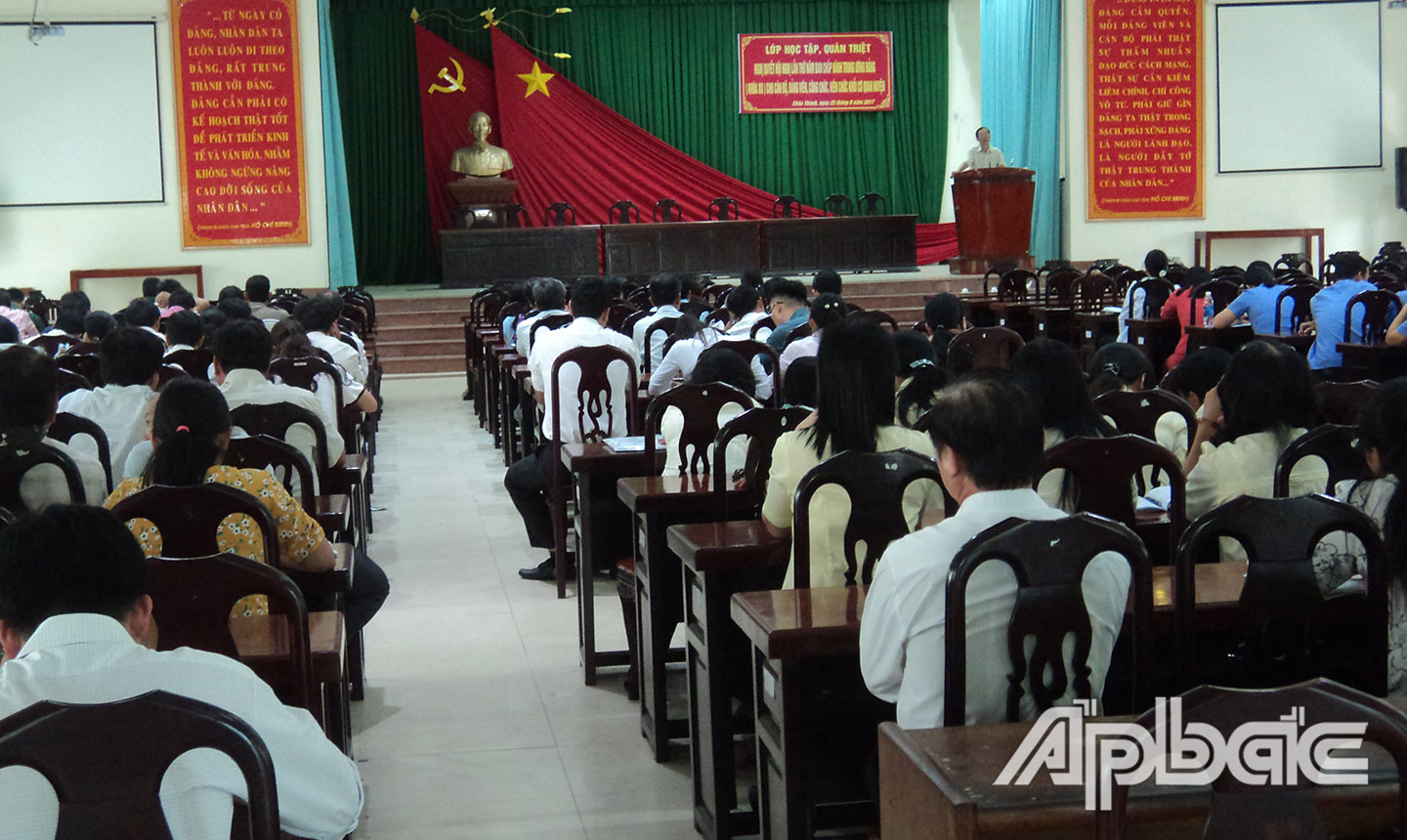 Một hội nghị triển khai nghị quyết của Đảng cho cán bộ, đảng viên khối cơ quan huyện do báo cáo viêncấp ủy huyện phụ trách báo cáo.