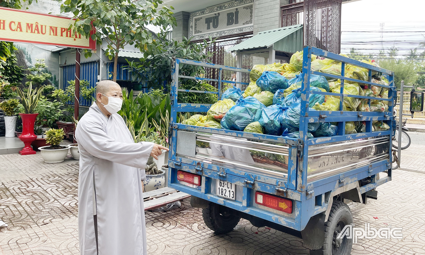 Các phần quà được chùa Tịnh Nghiêm chuẩn bị và chuyển đến khu vực phong tỏa