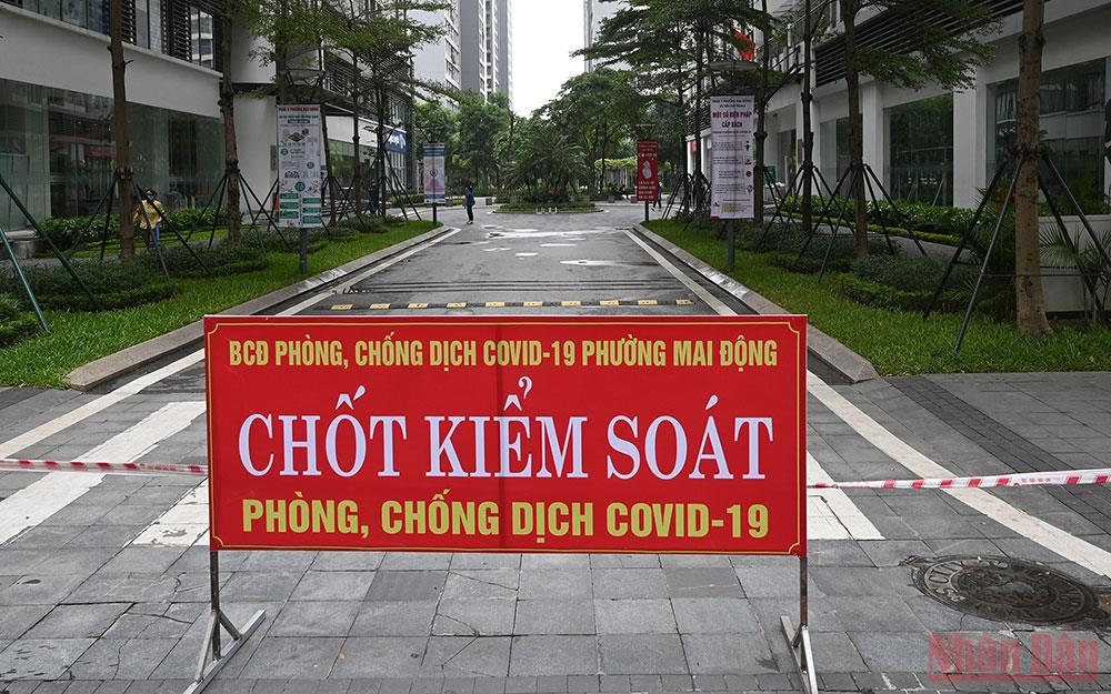 Chốt kiểm soát phòng chống dịch tại khu đô thị Times City, phường Mai Động ,quận Hoàng Mai, Hà Nội. (Ảnh: DUY LINH)