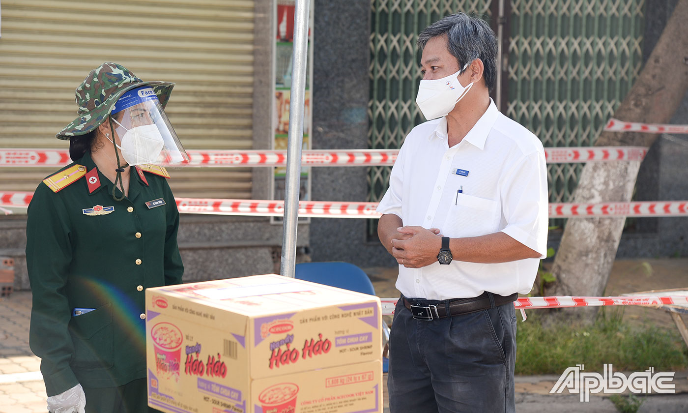 Ông Lê Hữu Đức động viên tinh thần các lực lượng đang làm nhiệm vụ phòng, chống dịch Covid-19.