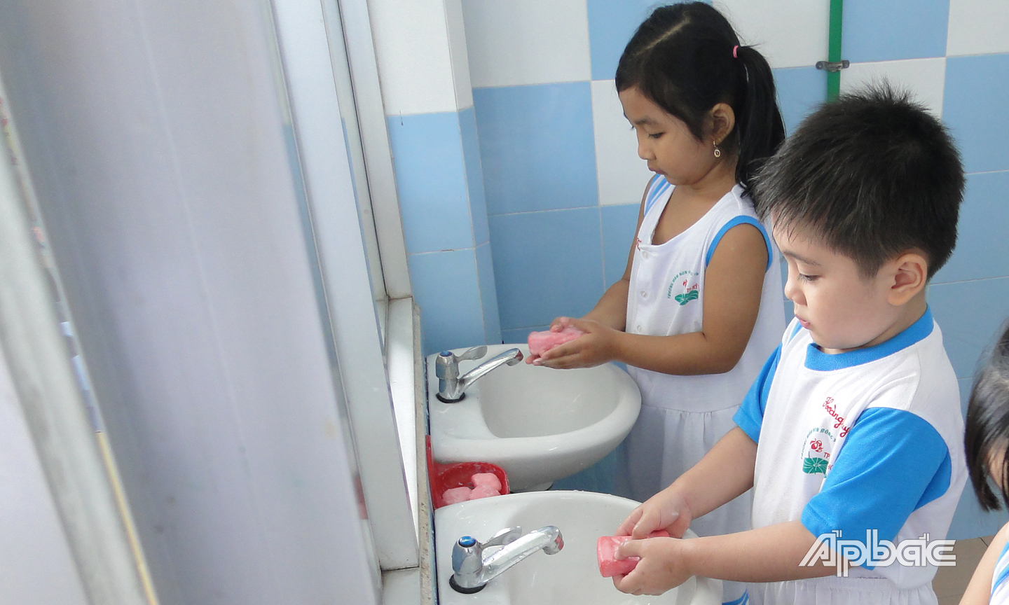 Hướng dẫn trẻ rửa tay đúng cách, thường xuyên dưới vòi nước chảy bằng xà phòng hoặc dung dịch sát khuẩn để phòng bệnh.