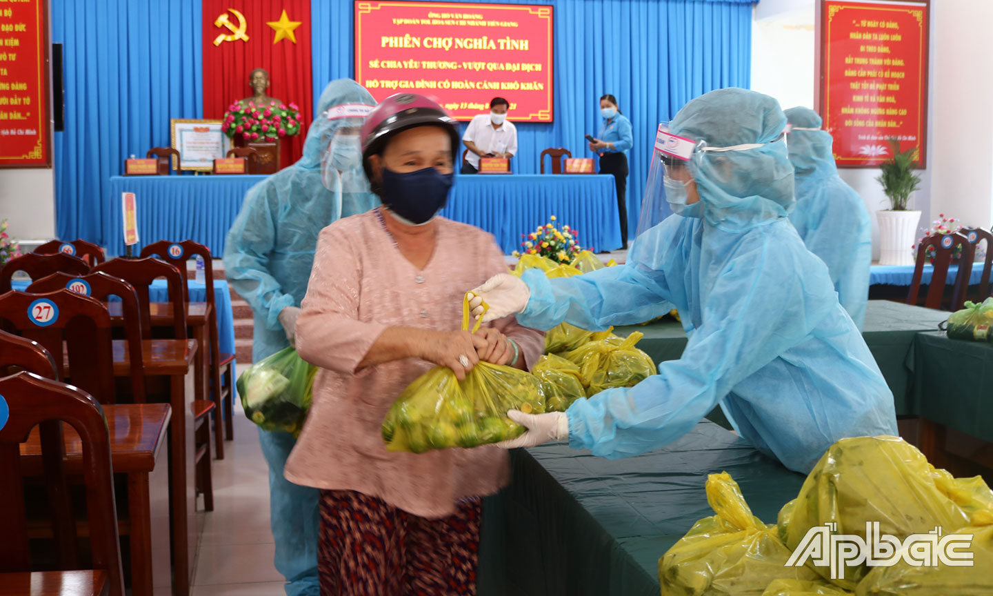 “Phiên chợ nghĩa tình” do Ban CHQS huyện Cai Lậy phối hợp  tổ chức tại xã Mỹ Thành Nam