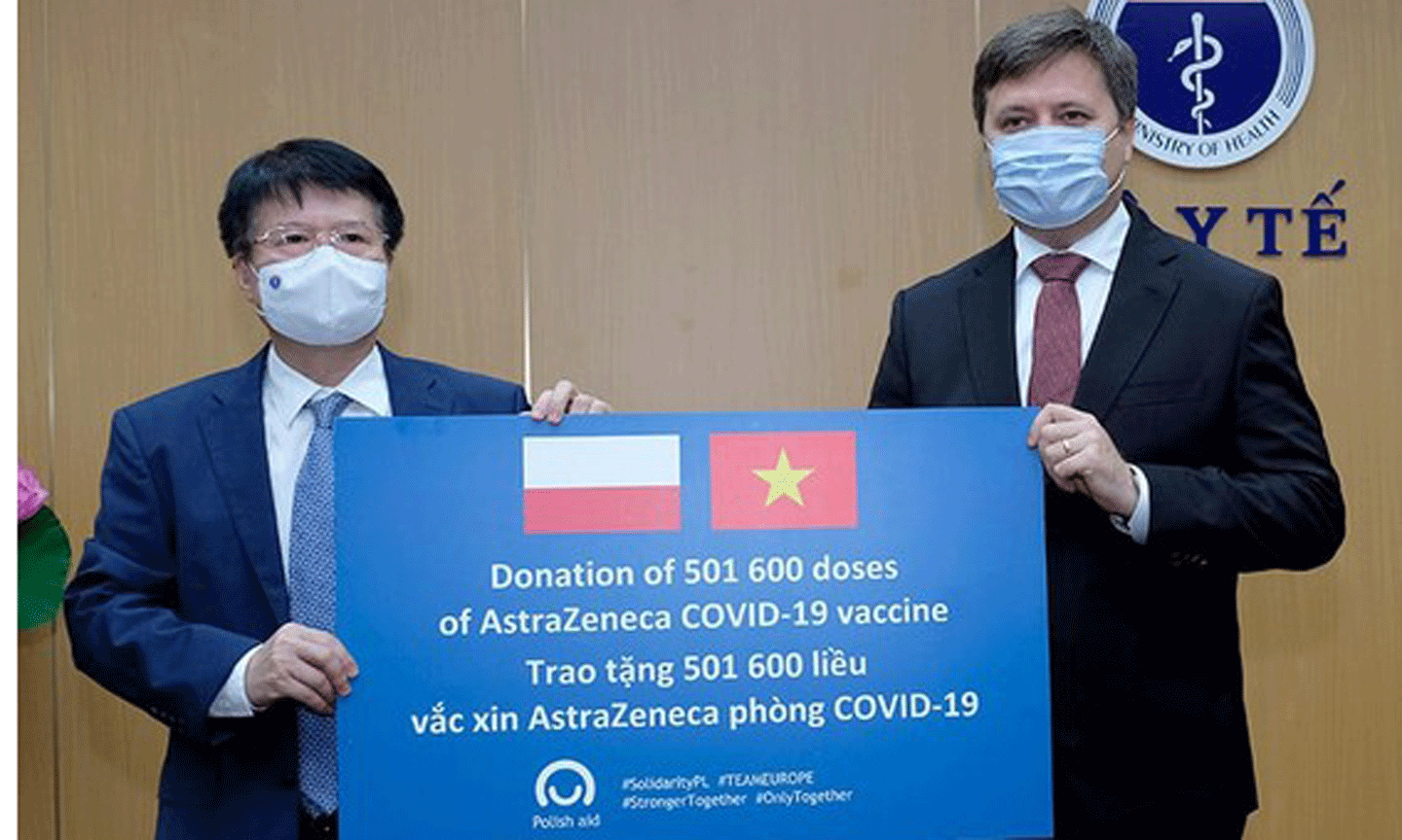 Thứ trưởng Bộ Y tế Trương Quốc Cường và Đại sứ Ba Lan tại Việt Nam trong lễ trao tặng 501.600 liều vaccine Covid-19 AstraZeneca cho Việt Nam