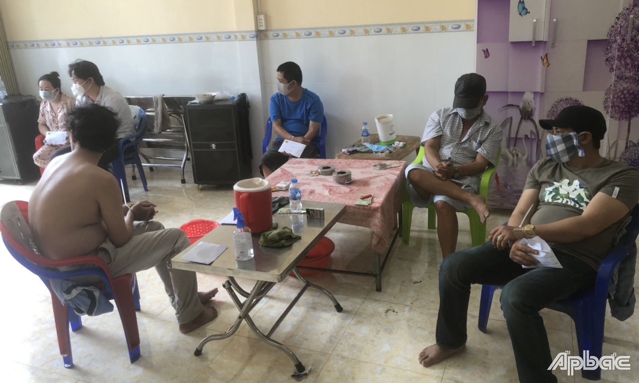 Các đối tượng có mặt tại nơi tổ chức đánh bạc.