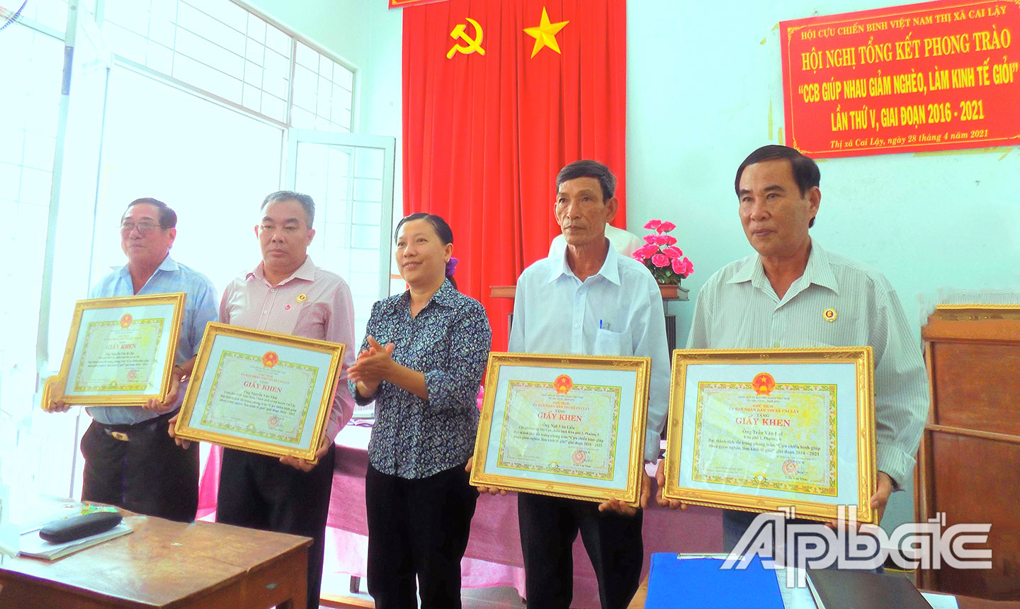 CCB Ngô Văn Liễu (thứ hai, từ phải sang) nhận Giấy khen của UBND TX. Cai Lậy tại Hội nghị tổng kết phong trào “CCB giúp nhau giảm nghèo, làm kinh tế giỏi” 2016 - 2021 diễn ra cuối tháng 4-2021.