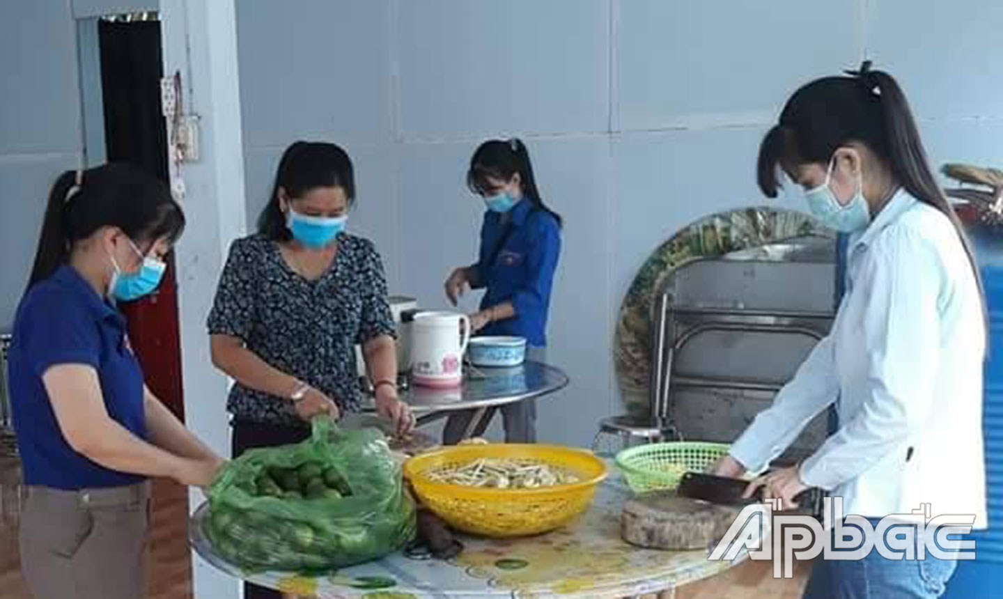 Giáo viên Trường Mầm non Phú Mỹ tham gia nấu ăn hỗ trợ các lực lượng tuyến đầu phòng, chống dịch Covid-19. 