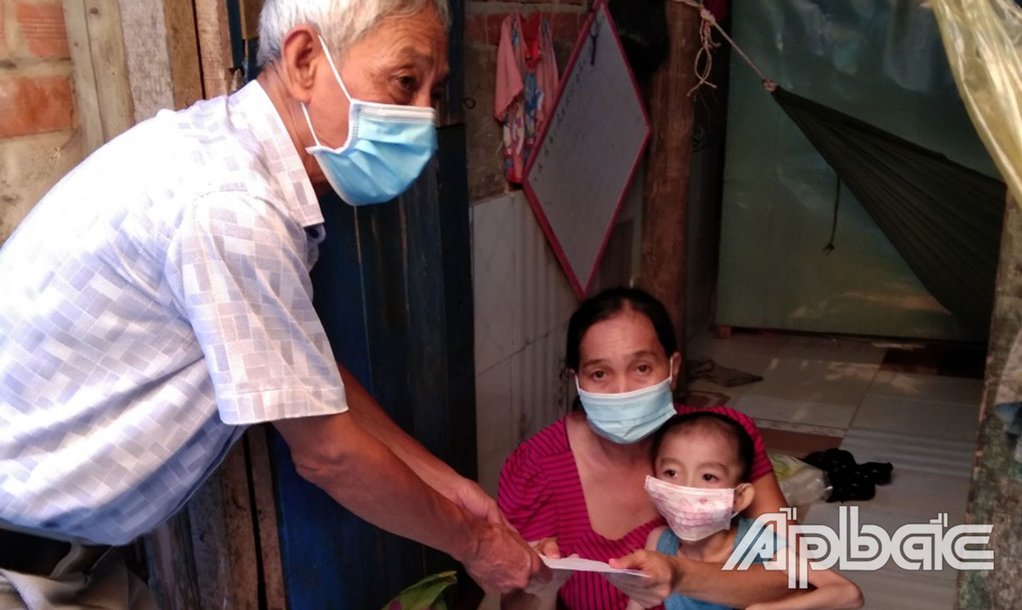 Chủ tịch Hội NNCĐDC xã Vĩnh Kim Lê Văn Vũ đến nhà thăm hỏi và trao quà cho NNCĐDC Nguyễn Thanh Bão ở ấp Vĩnh Bình, xã Vĩnh Kim.