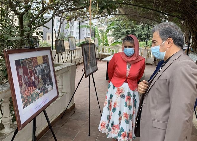 Visitors to the exhibition on General Vo Nguyen Giap in Algiers (Photo: VNA).