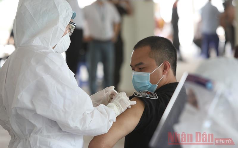 Tiêm vaccine phòng Covid-19 cho công nhân công ty FuHong ở Bắc Giang.