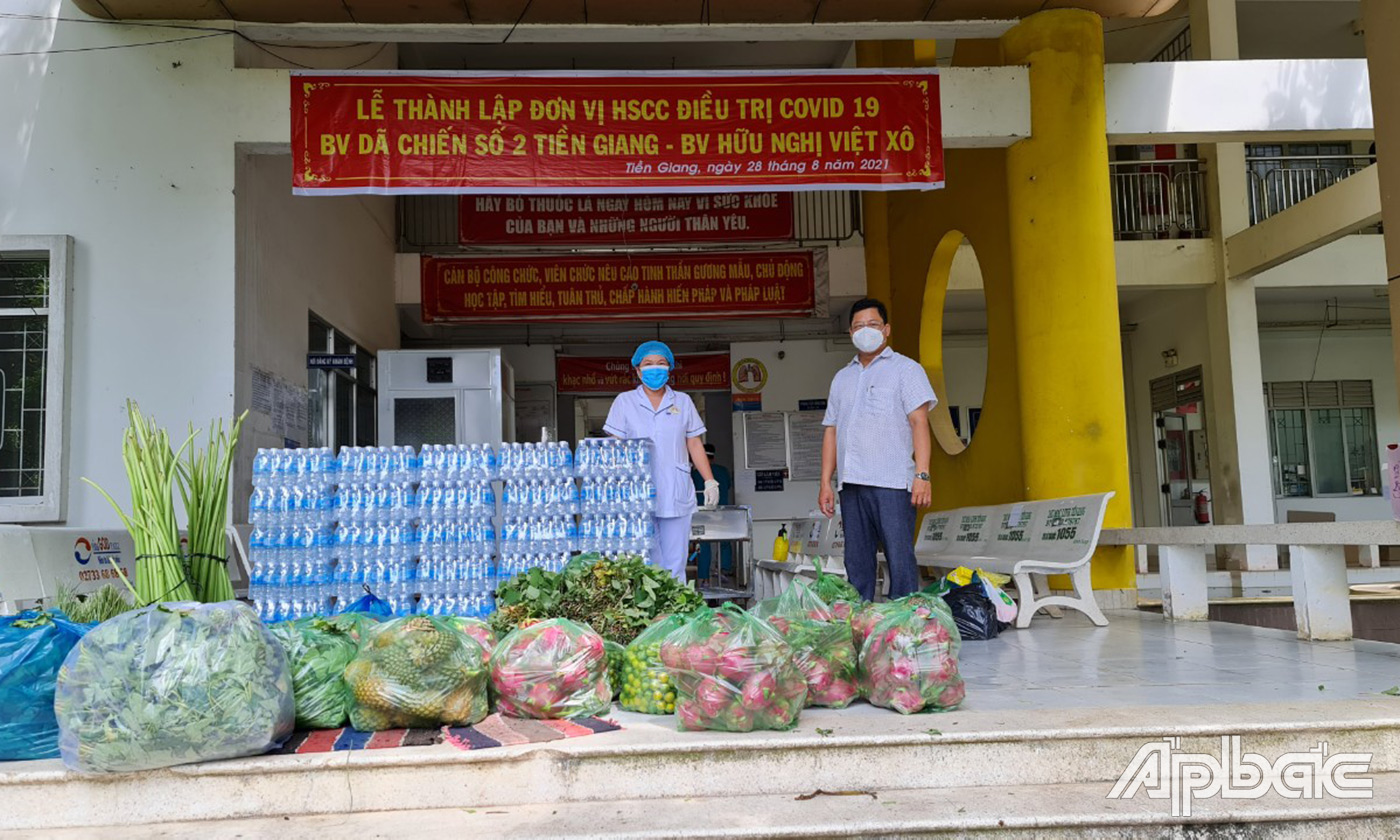 Mặt trận các đoàn thể huyện Gò Công Tây đến nhà trào quà cho các hộ nghèo khó khăn trên địa bàn huyện