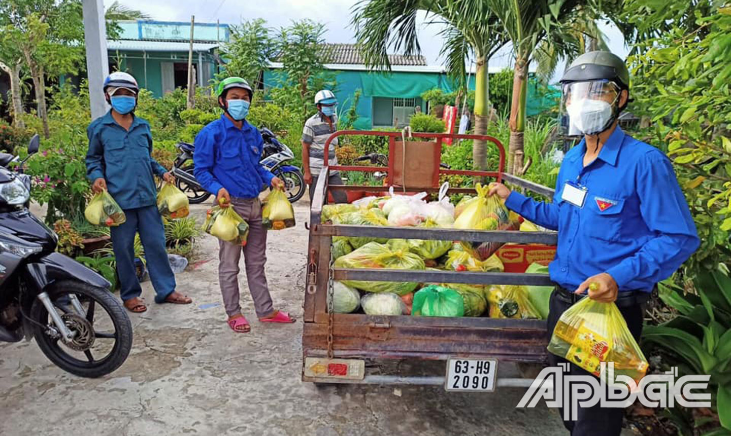 Đoàn Thanh niên huyện Gò Công Đông vận chuyển quà hỗ trợ người dân khó khăn.