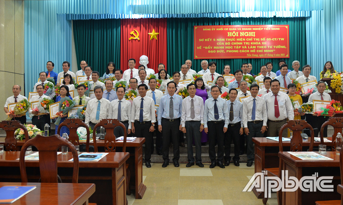 Ban Thường vụ Đảng ủy Khối tuyên dương các tập thể, cá nhân tiêu biểu qua 5 năm thực hiện Chỉ thị 05 (ảnh chụp trước khi dịch bùng phát).