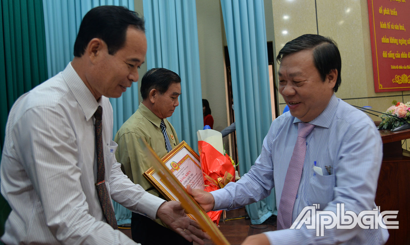 Bí thư Đảng ủy, Chủ tịch kiêm Giám đốc Công ty Xăng dầu Tiền Giang Phan Thanh Tâm là cá nhân tiêu biểu nhận Bằng khen của Ban Thường vụ Tỉnh ủy.